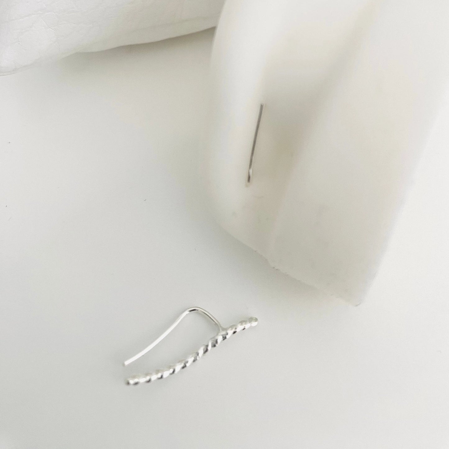 Minimalist silver Brisa earrings with a twisted design for elegant everyday wear