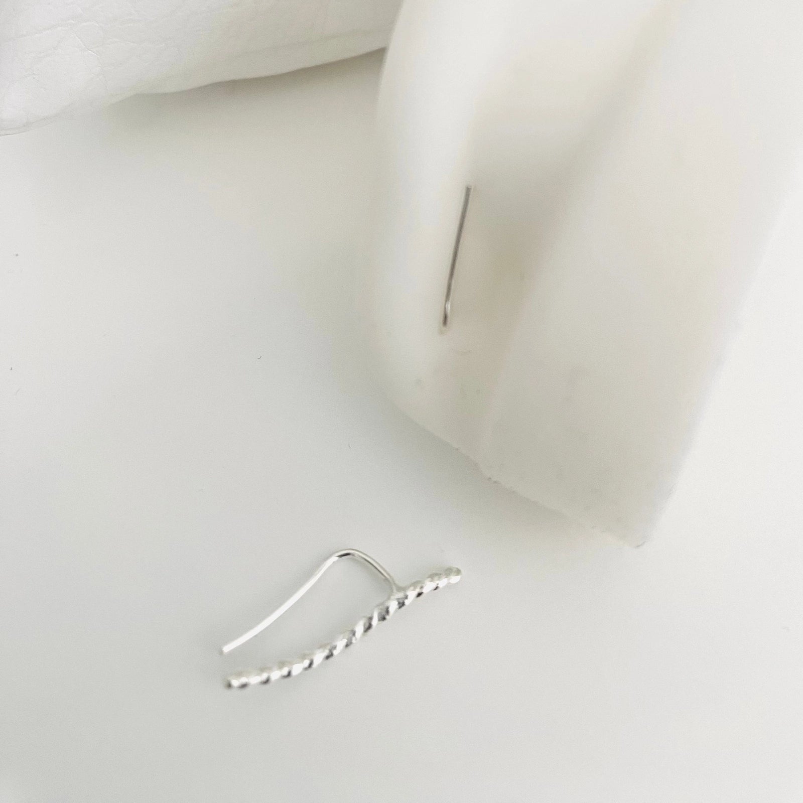 Minimalist silver Brisa earrings with a twisted design for elegant everyday wear