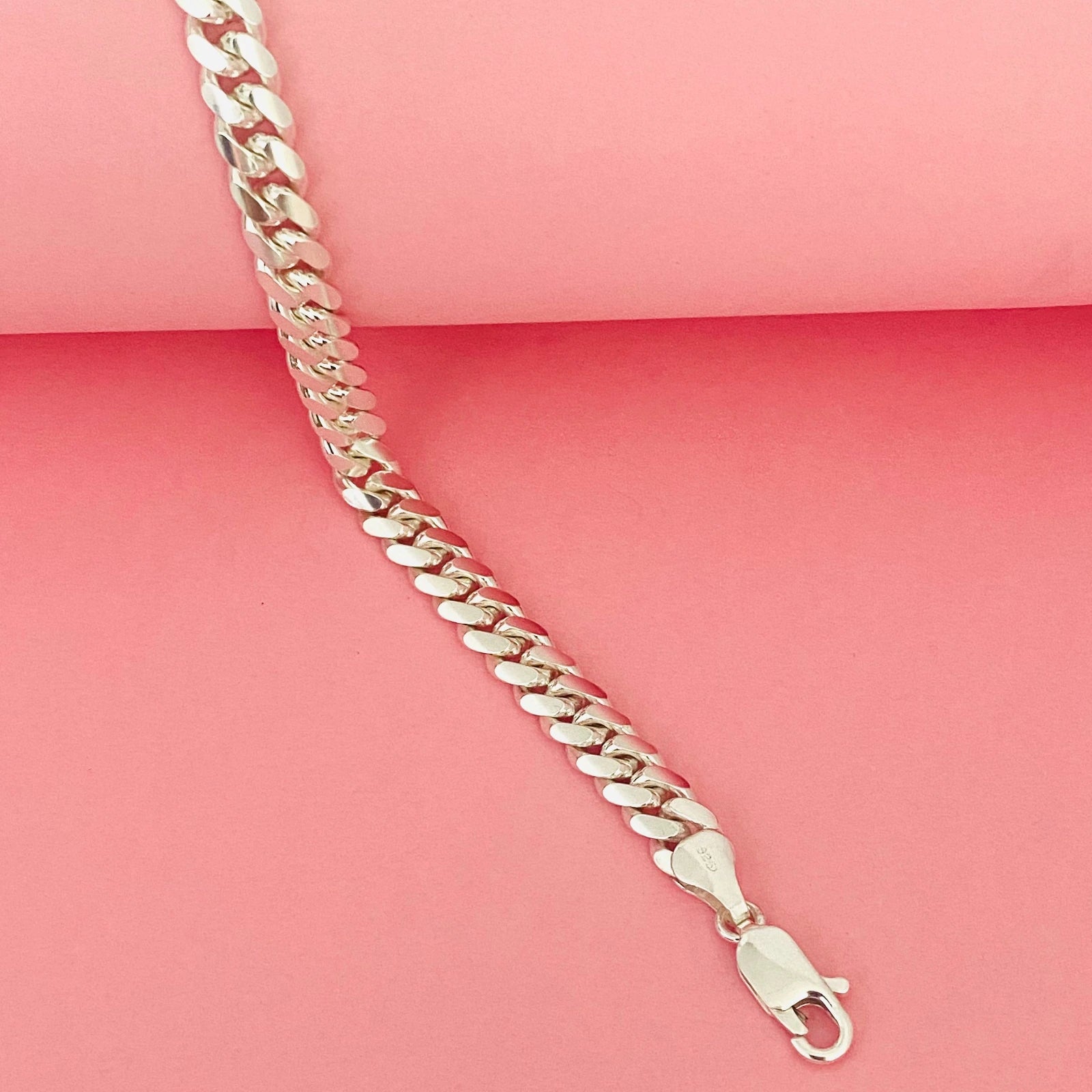 Stylish Cuban Bracelet in silver with a secure clasp, perfect for everyday wear