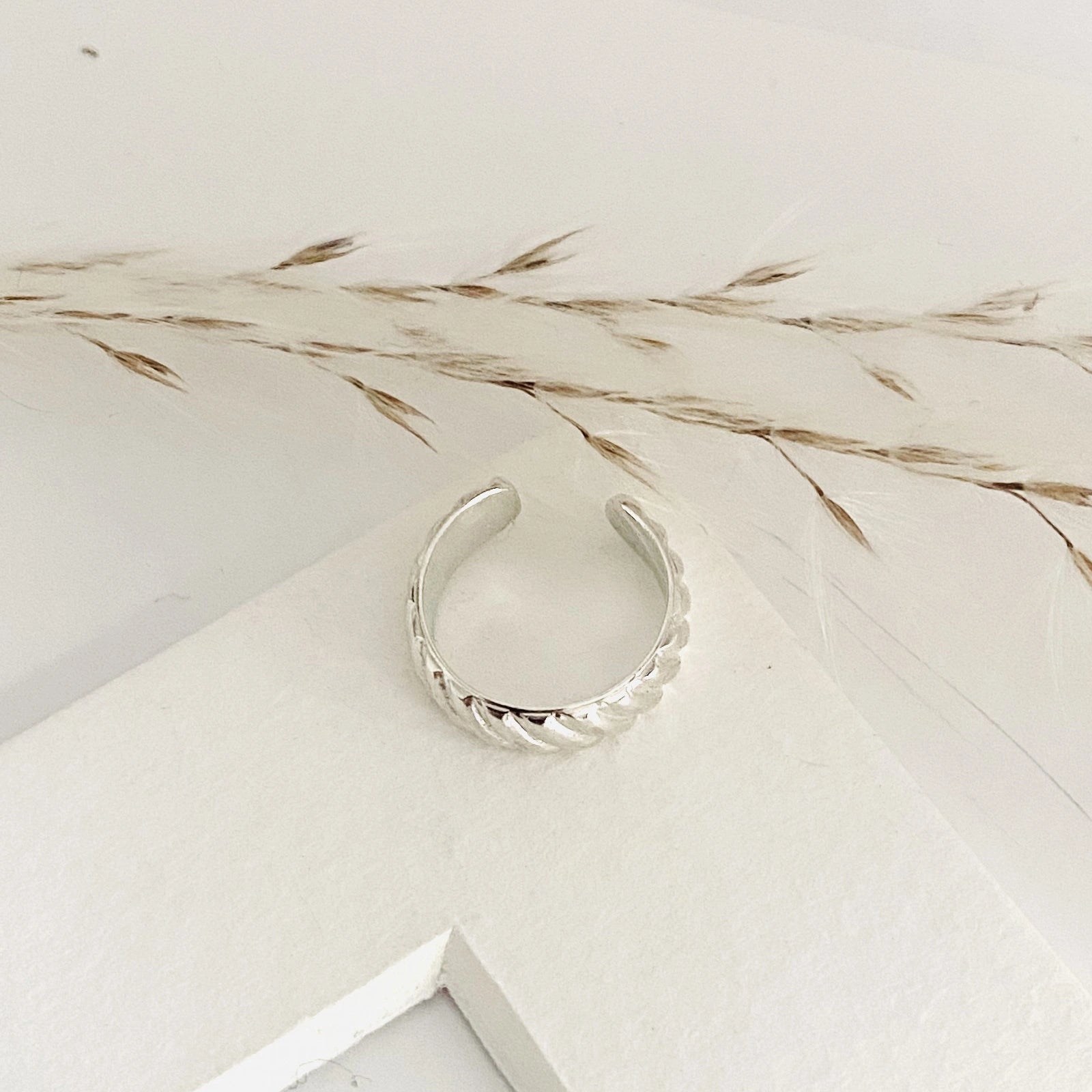 Luisana Jewelry Grace ear cuff in silver with a braided design for a stylish ear accessory