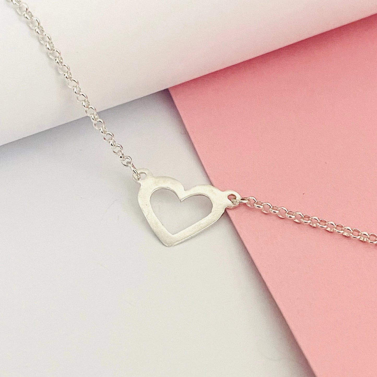 Silver heart bracelet from Luisana Jewelry with a delicate chain and minimalist design