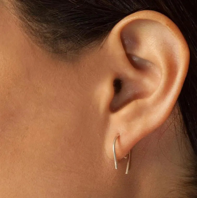 Minimalist Luisana Jewelry horseshoe earrings in silver, perfect for everyday wear