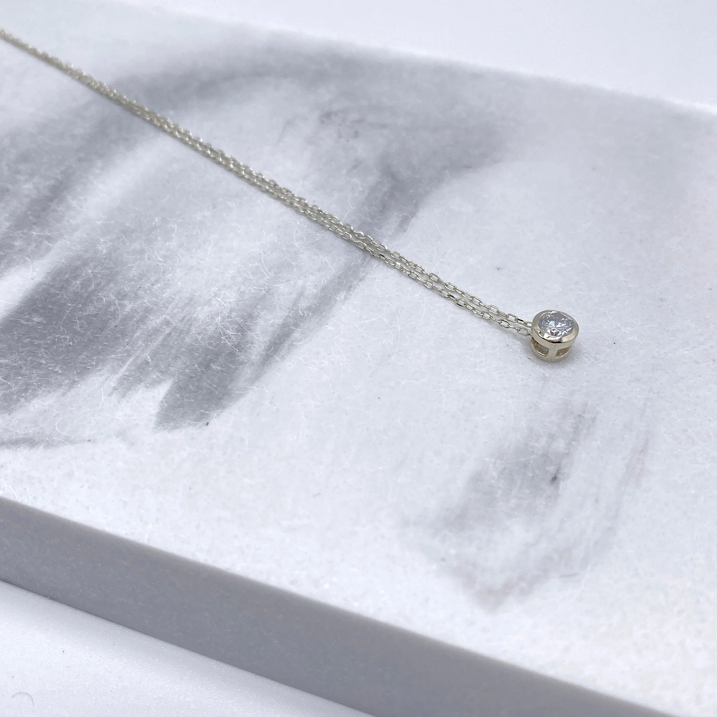 Luisana Jewelry Serene Necklace with a delicate chain and a sparkling pendant