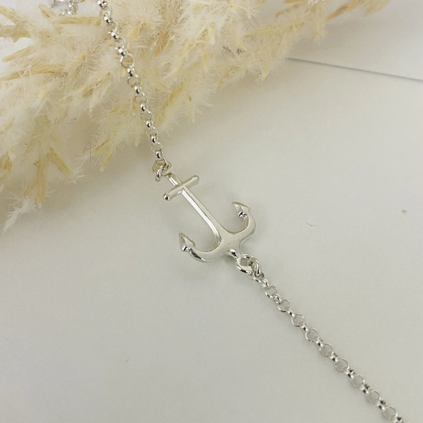 Minimalist anchor bracelet in silver featuring a stylish anchor charm on a delicate chain