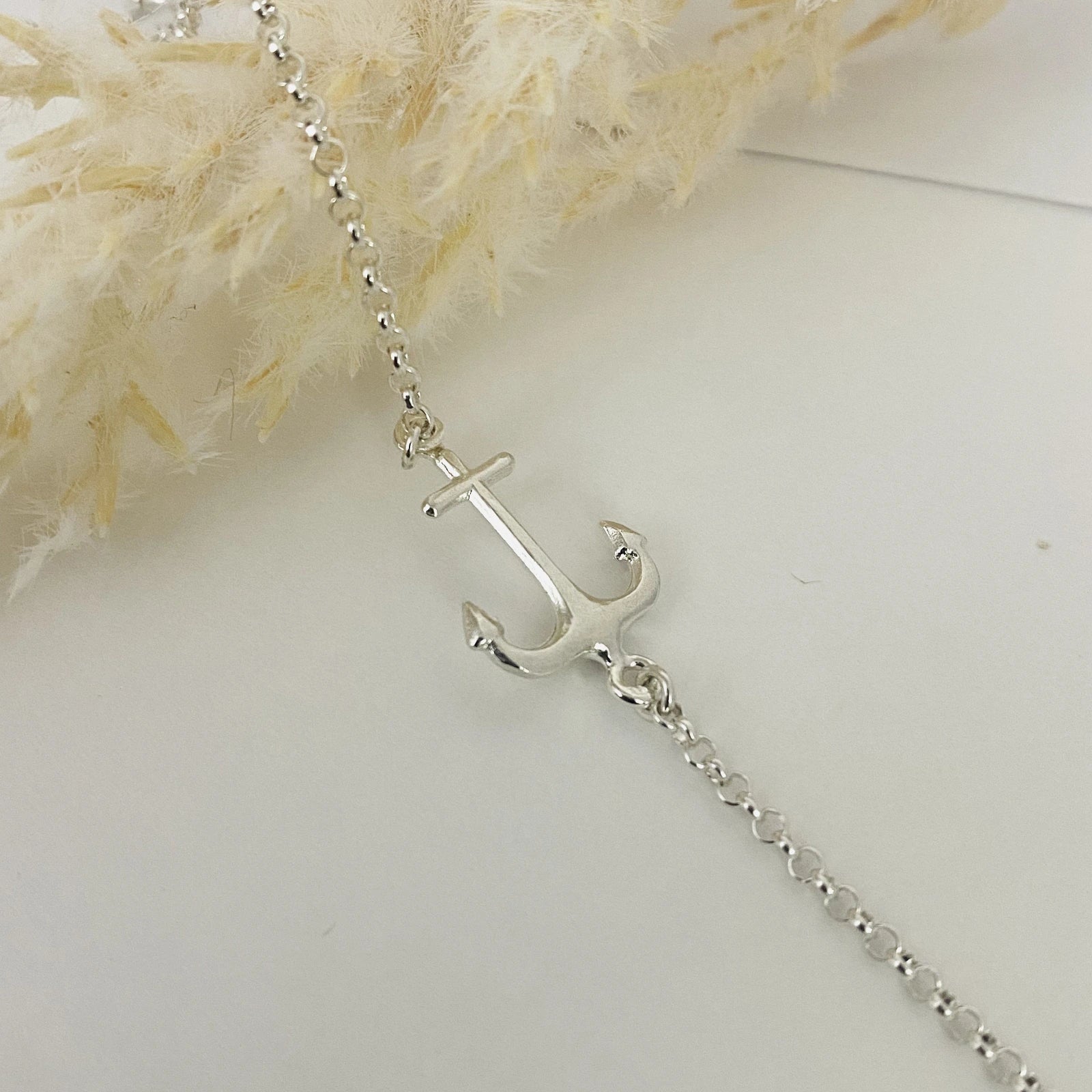 Minimalist anchor bracelet in silver featuring a stylish anchor charm on a delicate chain