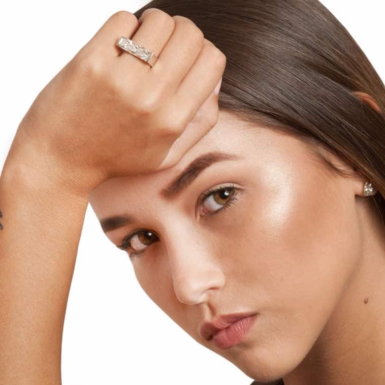 Close-up of a model wearing a Luisana Jewelry Terra Ring with a stylish design and elegant sparkle