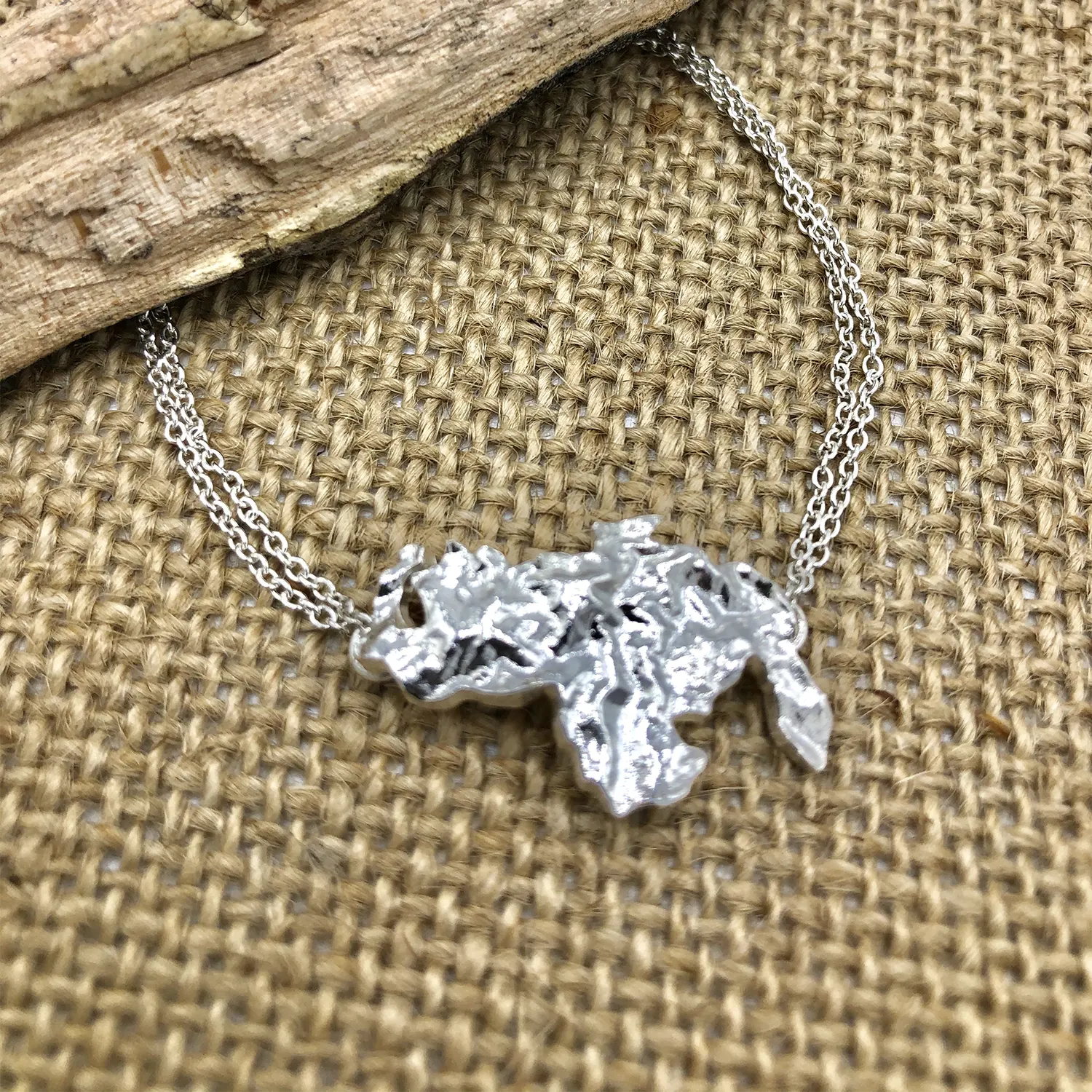 Luisana Jewelry Venezuela Bracelet Texture with a unique and artistic metal design on a silver chain