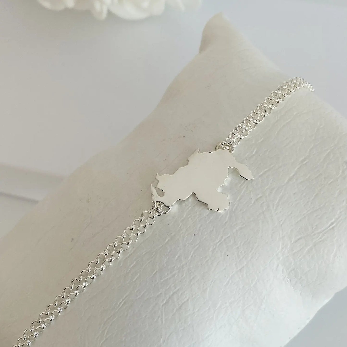 Luisana Jewelry Venezuela bracelet solid with a sleek design featuring a map charm