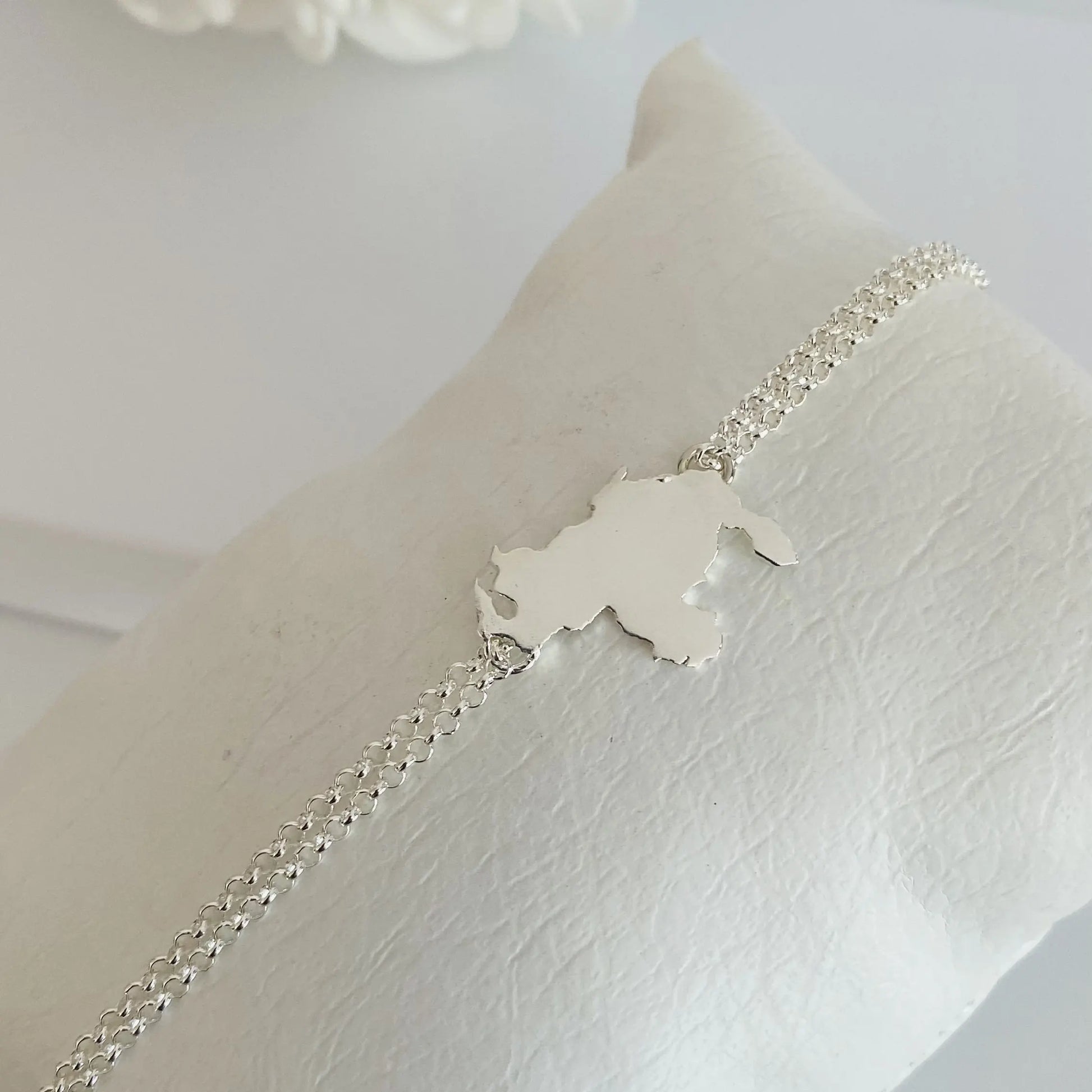 Luisana Jewelry Venezuela bracelet solid featuring a delicate silver chain with a map pendant